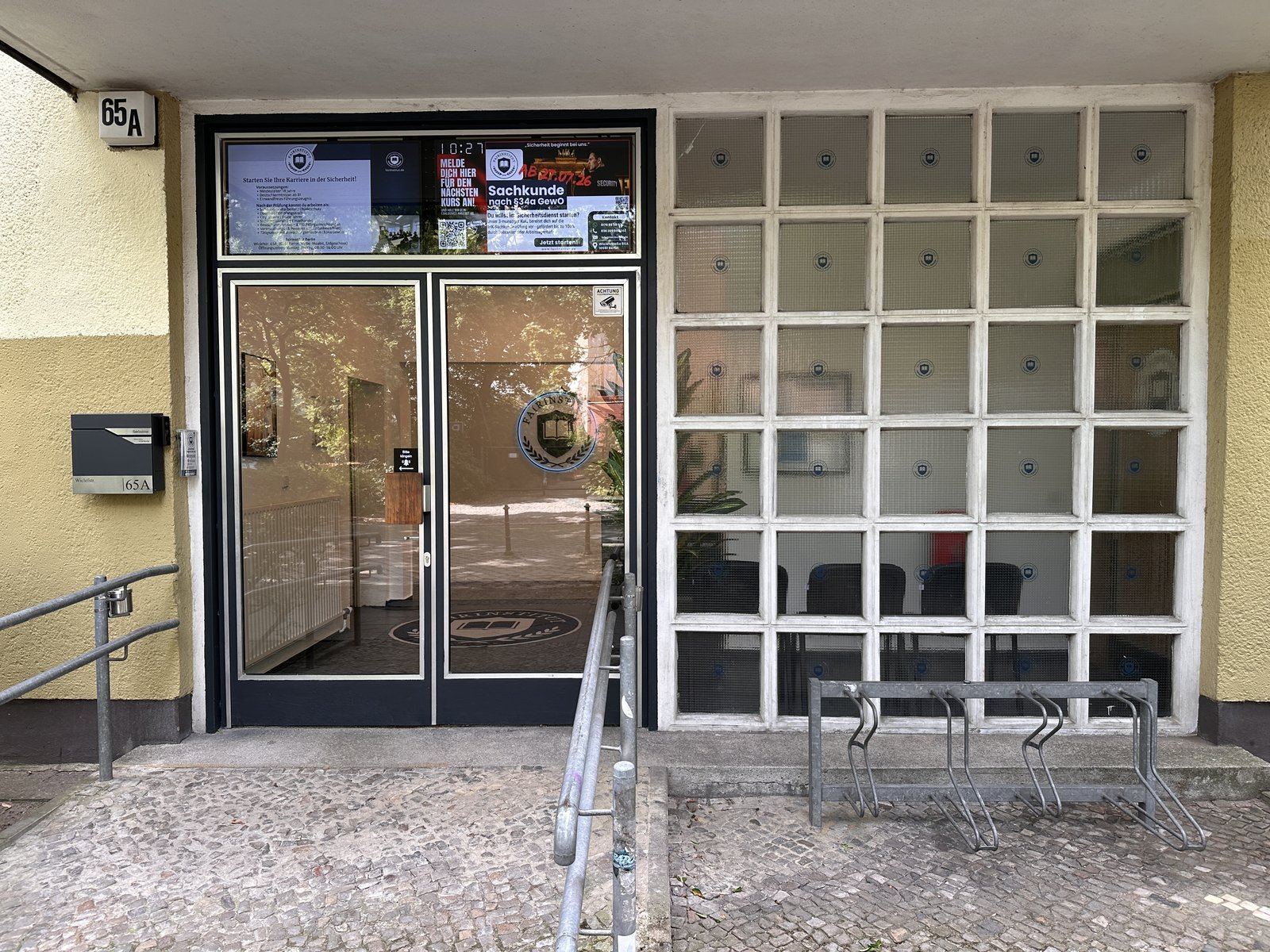 Eingang des fairInstitut in der Wiclefstraße 65A in Berlin Mitte-Moabit