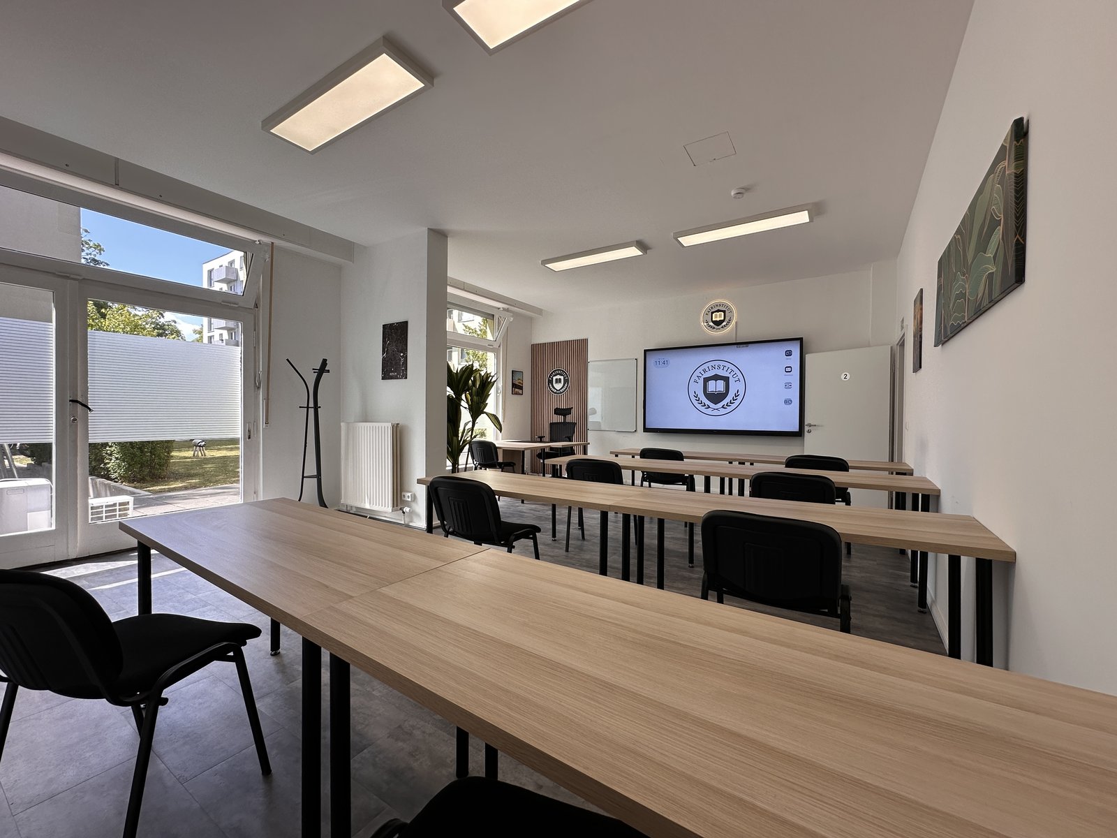 Klassenraum mit Tageslicht und Fensterfront beim fairInstitut in Berlin