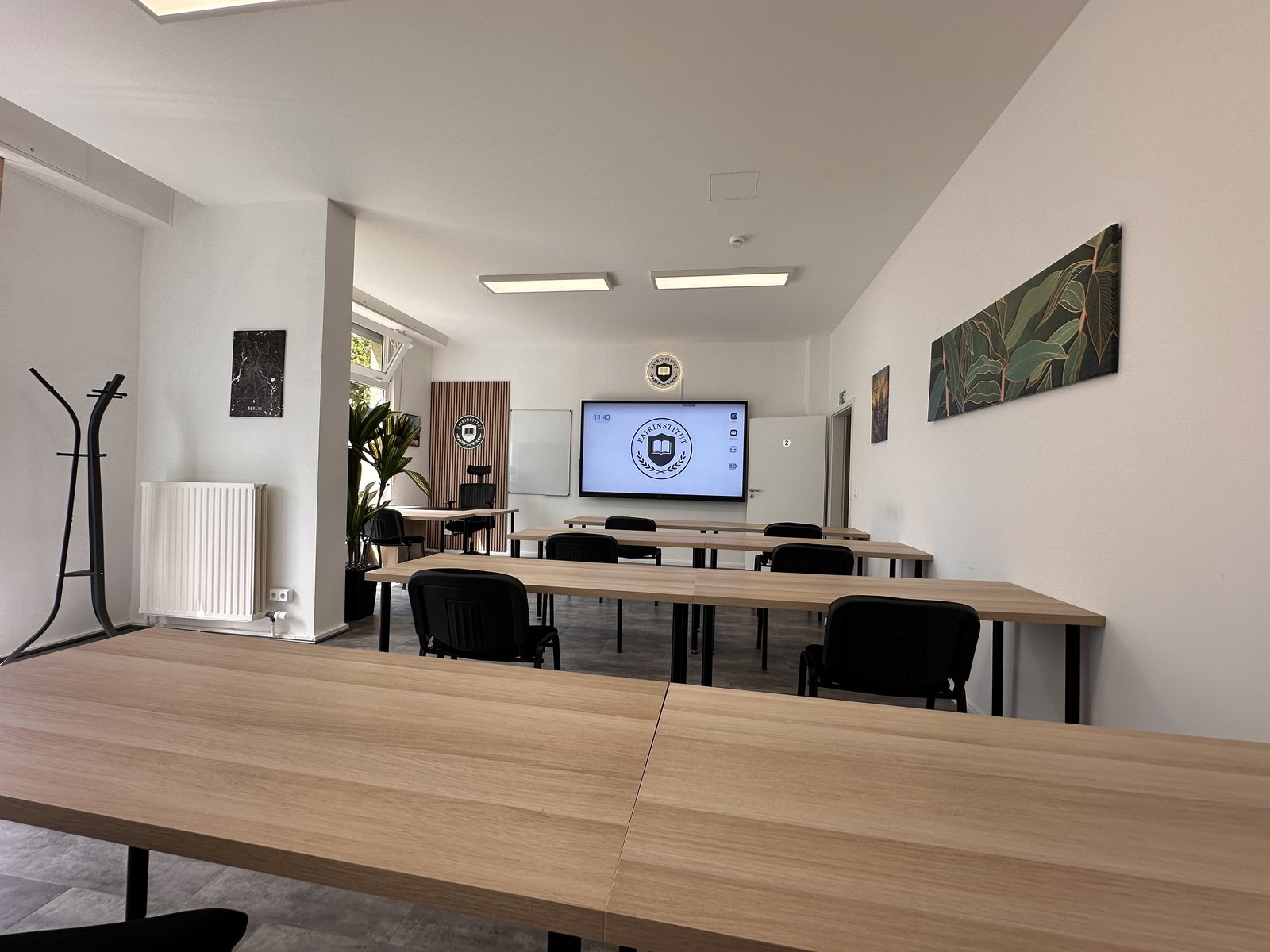 Großer Klassenraum des fairInstitut mit Blick zum Smartboard