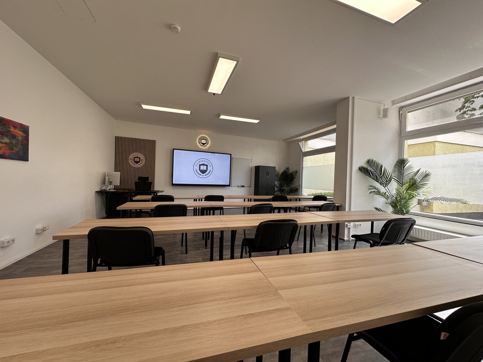 Schulungsraum mit Pflanzen und Smartboard beim fairInstitut in Berlin Mitte-Moabit