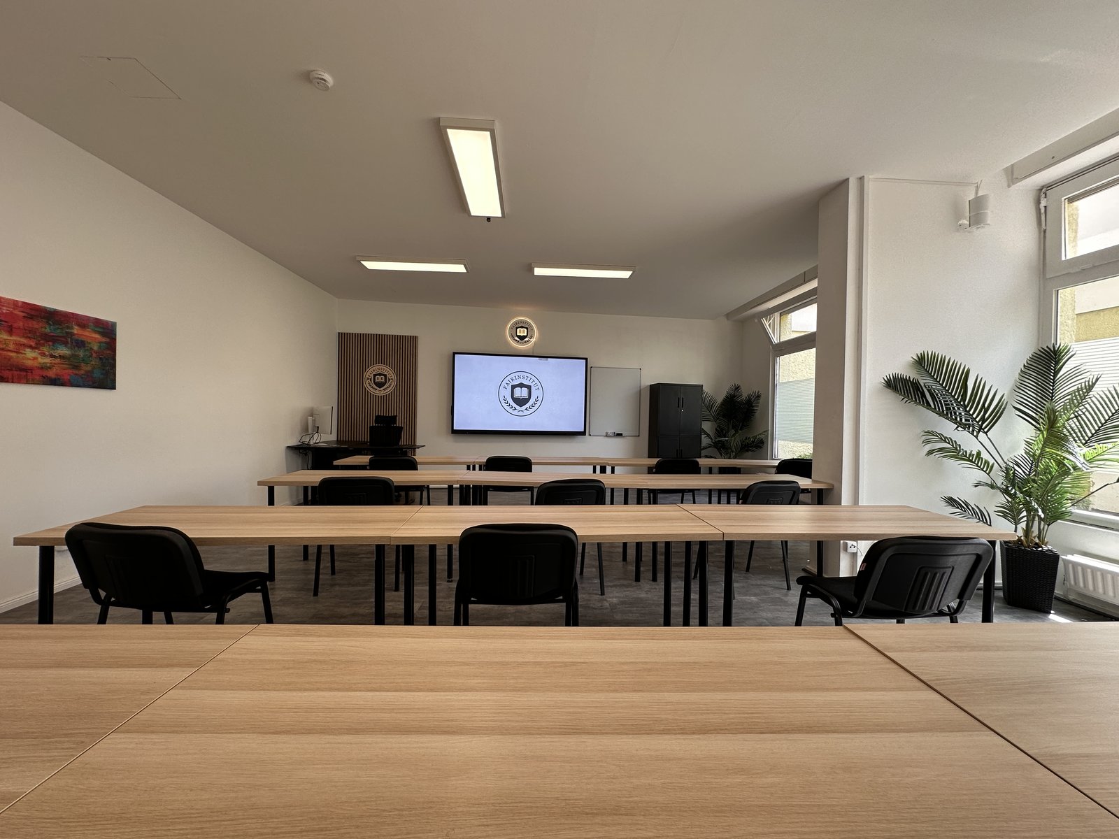 Sonniger Schulungsraum des fairInstitut mit Pflanzen in Berlin Mitte-Moabit