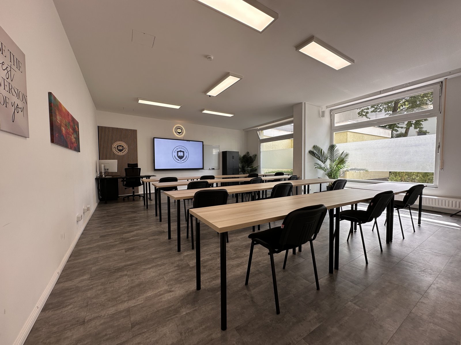 Schulungsraum des fairInstitut mit Tischreihen und Smartboard in Berlin Mitte-Moabit